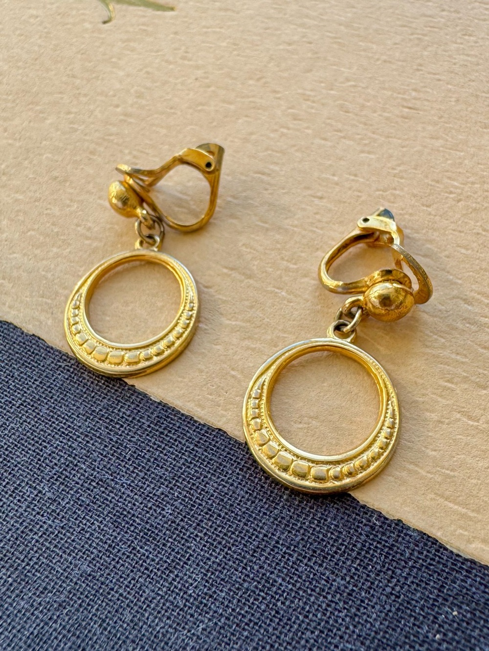 Vintage 1960s Gold Tone Open Circle Dangle Clip-On Earrings
